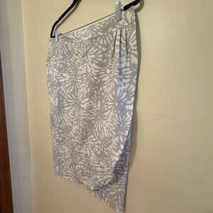 Women's Gray and White Floral Skirt
 
 
A wrap around skirt - perfect condition